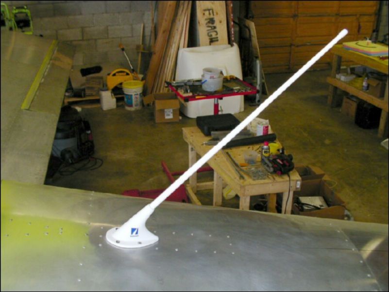 Install the COM 1 antenna to the top of the fuselage and the COM 2 antenna to the bottom of the fuselage.